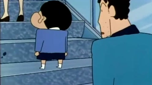 小新去百货公司，上电梯的时候广志才发现小新鞋子不见了