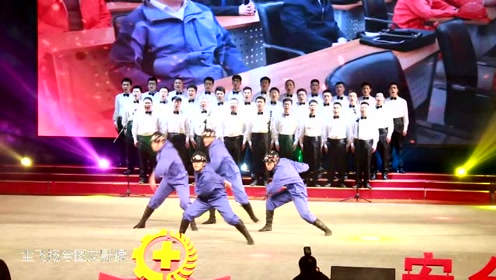 大型合唱《风雨同舟》，前排伴舞小伙青春活跃有喜感