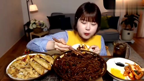 韩国大胃王吃货,吃炸酱面,炸饺子,炸酥肉,辣白菜,吃的真香!