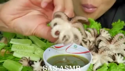 小章鱼吃起来这么脆的，是生的吧，大伙儿敢吃吗？