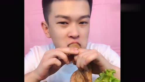 东北小伙吃东西就是香,大口吃着非常有嚼头,网友:看着都馋人