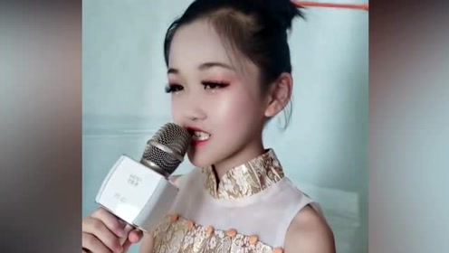 都说人靠衣装马靠鞍,看完童模琪琪我相信了,颜值一点不输宋小睿