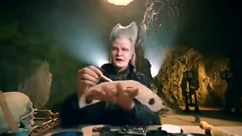 黑山老妖看自己皱巴巴的脸,还发明补水,抗皱,美白面膜,逗死了!