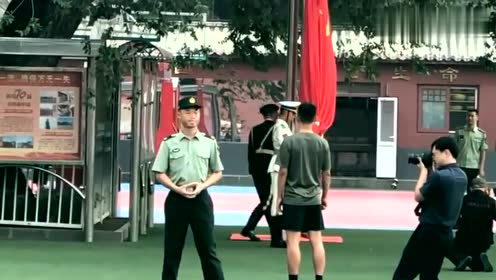 记者采访国旗手张自轩,笔直的身板扬国旗,十分帅气!