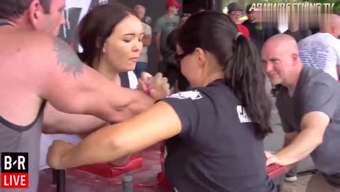 国外"肌肉女"掰手腕比赛,网友:这腕力太惊人了!