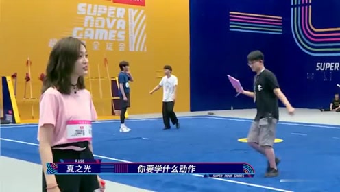 超新星全运会:夏之光教吴宣仪舞剑帅气十足,吴宣仪瞬间变迷妹