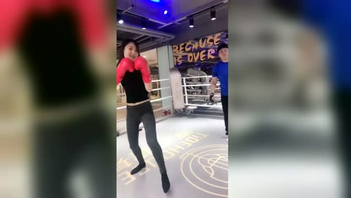 美女小姐姐练习拳击