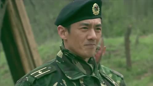 我是特种兵:小庄趁机夺下匪徒的枪,不料剧情大反转,竟是在训练
