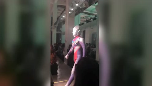 时装周走秀模特cos迪迦奥特曼,女观众忍不住笑出鸡叫声