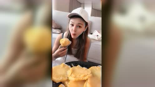 童模焱娃娃在现场拍摄,她的妈妈竟在家里吹着空调,吃着"凤梨"