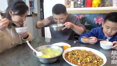 超小厨今天做"宫保鸡丁"40元6根鸡腿炒一盘,一家三口吃过瘾
