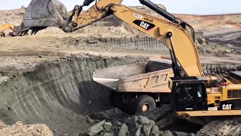 国外工地实拍:大型卡特挖掘机挖土装车
