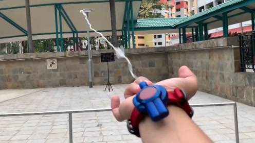 小伙自制"蜘蛛丝"发射器!戴上后从23楼跳下,结果怎么样呢?