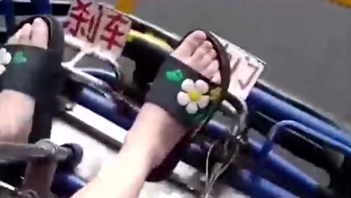 跟女朋友去玩卡丁车,过弯时她还把油门踩到底,我感觉在死亡的边缘走了