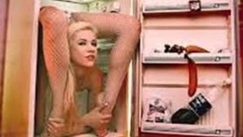 世上身体最柔软的人,四肢可以任意折叠,还曾把自己塞进冰箱