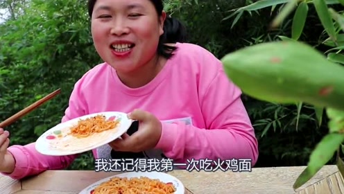胖妹嘴馋想吃面,整了个韩国网红泡面,这吃法要笑死人了