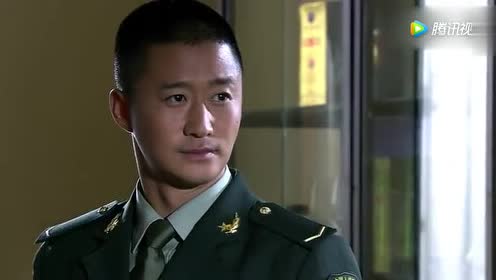 何晨光盯着何晨光老爸遗像看!分明就是一个人么!