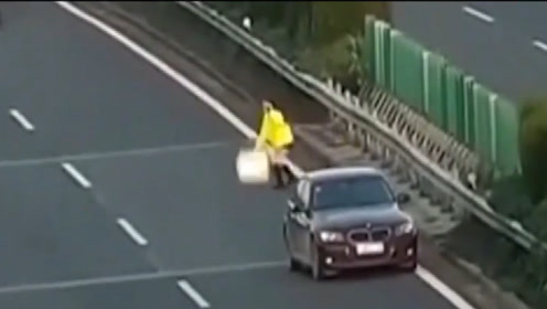 忘带警示牌,女司机高速路上用棉被当警示牌,看呆路过司机!