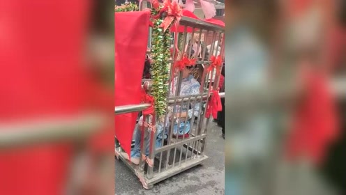 这好像一点也不喜庆,倒像是古代押犯人的牢笼,太搞笑了!