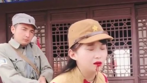抗日神剧实拍,男演员一刀刺穿女鬼子腹部,这模样真的是太狠了!