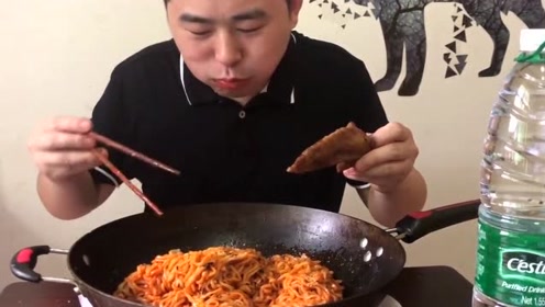 四川超小厨挑战超辣火鸡面,一大桶水已准备好,吃了一口狂冒汗