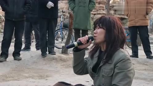 乞丐歌手街头唱歌,实力不输于中国好声音,难道会这么火