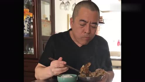 东北大哥也喜欢吃鱼头,直接夹到小盘子里开始吃,网友:有点烫啊