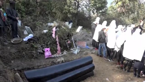 贵州农村土葬,孝子背对着棺材,道士念经,很难见到的习俗