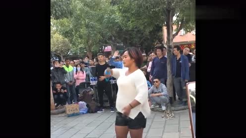 不愧是云南黑妹,唱歌还不忘记跳舞,怪不得这么火!