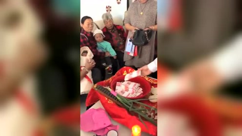 宝宝满月了,满满一筐钱