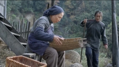 老太婆谎称难民,谁知她是绝顶高手,狙击枪藏在竹竿里搞刺杀!