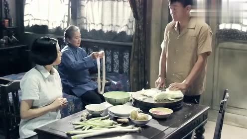 情满四合院:傻柱真人傻钱多,四合院里两套房,会做饭还没父母!