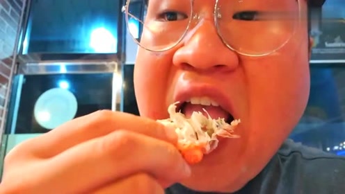 韩国大胃王胖哥,试吃紫菜包饭和拉面,大口大口吃的好过瘾
