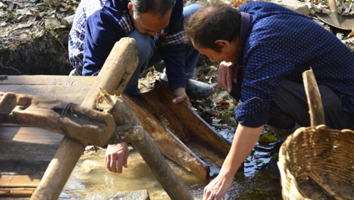 实拍已经失传的技能:山里农民河沟洗沙淘黄金,用上传统淘金工具