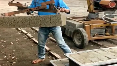 砖厂老板是个人才,自己发明的拿砖神器,干活方便多了!