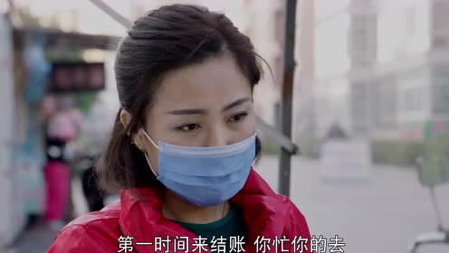 地主的儿子放狗咬公社干部,村民直接给村干部屁股打