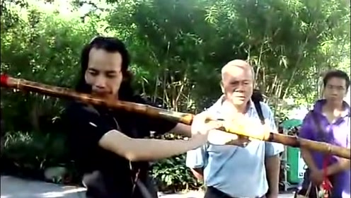 世界上最长的笛子,民间高人最后手都拿酸了,你觉得几个人能吹响