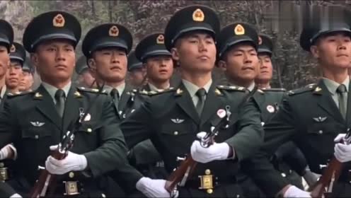 张自轩手托钢枪,表情很淡定,感觉对他来说很轻松!