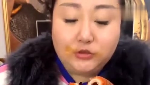 北京胖姐吃麻辣金钱肚,直接用手抓着就开吃,这吃相看着真过瘾!