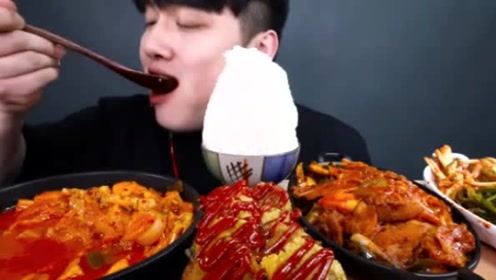 大胃王小哥吃泡菜炖五花肉,泡菜猪肉饼,一大碗冒尖的米饭!