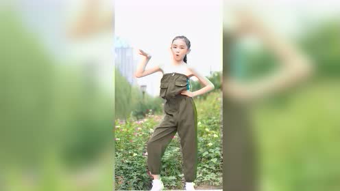 宋小睿穿这样的衣服跳舞,感觉有点不太合适啊,毕竟她还是个孩子