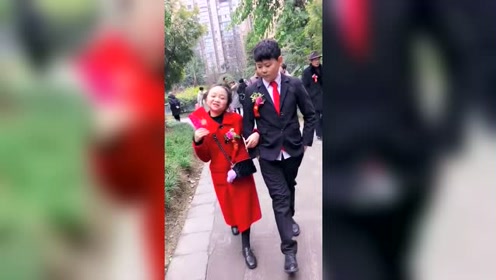31岁袖珍小夫妻大婚