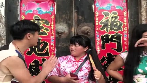农村小夫妻搞笑吵架,看一次笑一次,接下来的一幕让劝架的人怀疑人生!