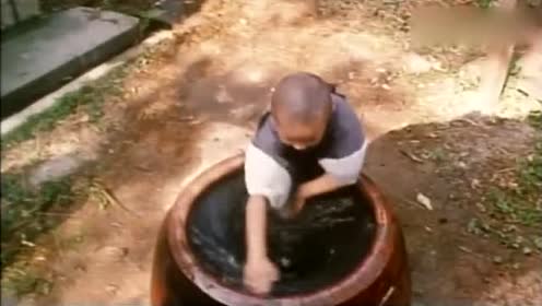 新乌龙院:小龙用大水缸练习太极!达叔没带雨伞被淋成落汤鸡