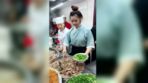 最火网红面馆,小姐姐趁老板娘不注意竟这样加肉,网友:真是淘气