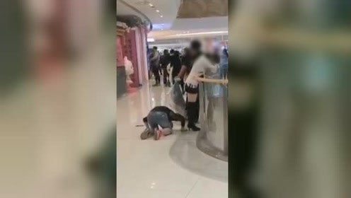 男子大醉下跪自扇耳光为求女子抱?知情人:两男争一女!
