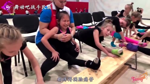 体操小女孩训练劈叉,直接被"生压"到极限