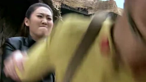 美女这一脚可是要断子绝孙啊,不过踢的是鬼子,真是大快人心!