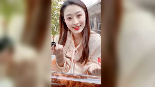 小姐姐途个口红而已,结局却尴尬了@黄会赢@分享哥模特现