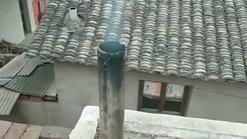 妈妈正在厨房里做饭,看到冒烟的烟囱,在上面放一块砖会怎么样!